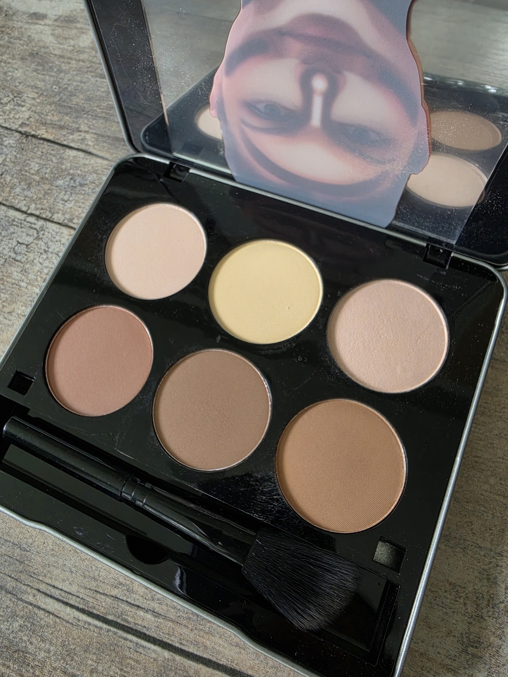Makeover Essentials Contour Kit - Picture 4 of 4